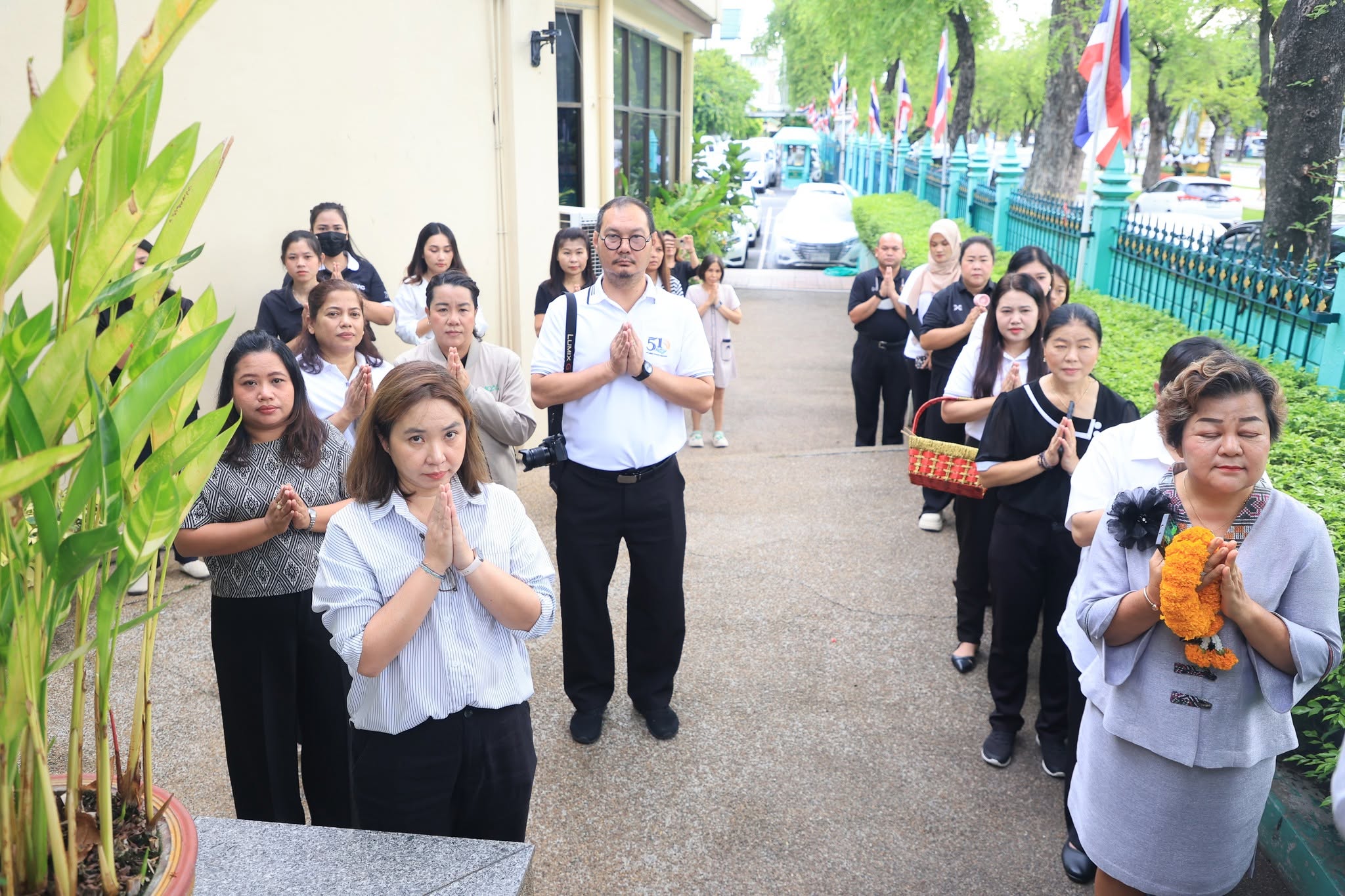 title - ผู้อำนวยการสำนักบริหารกลาง ส.ป.ก. สักการะสิ่งศักดิ์สิทธิ์ประจำ ส.ป.ก. เนื่องในโอกาสเข้ารับตำแหน่งใหม่ 